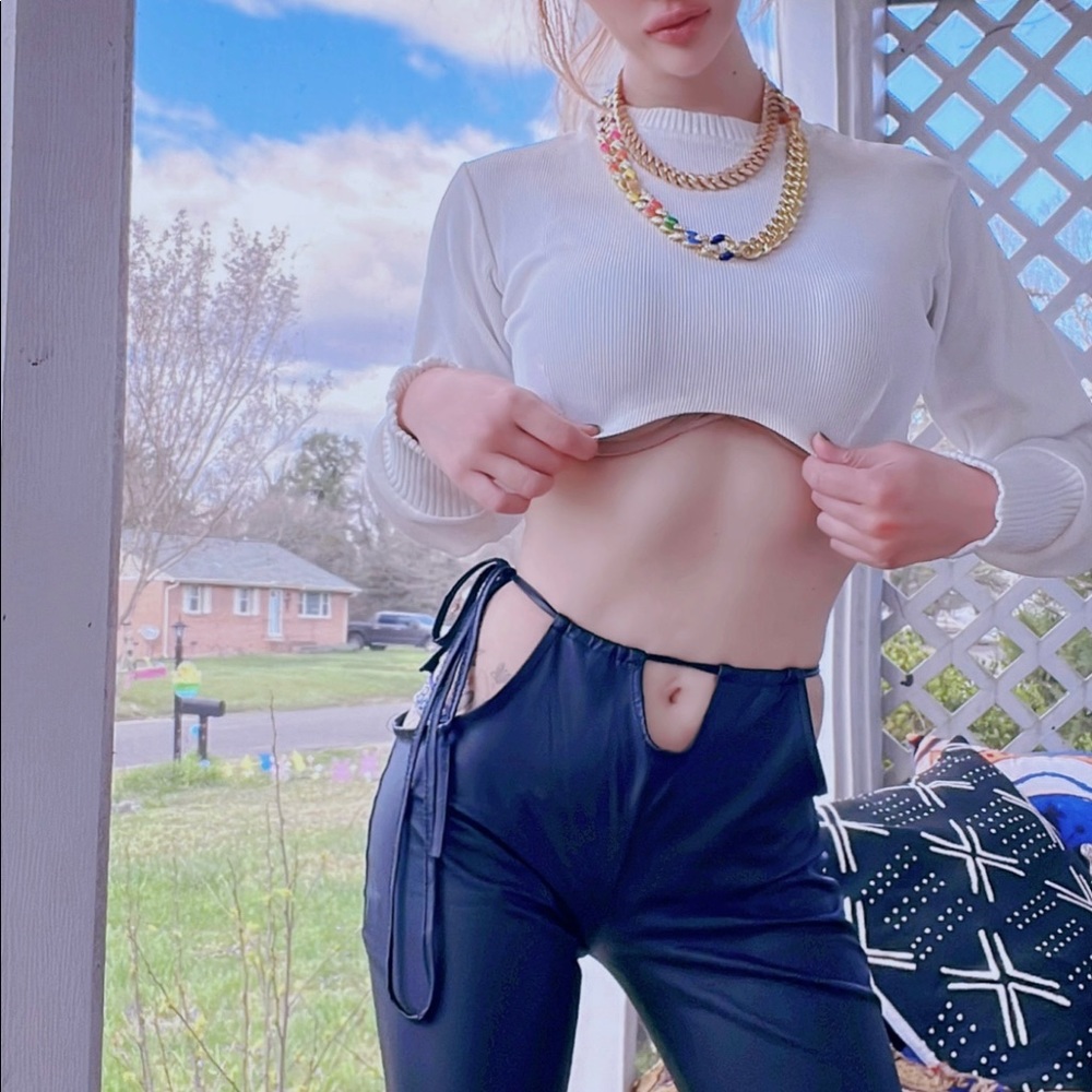 ManieredEvoil Knitted Cropped Top In Beige
